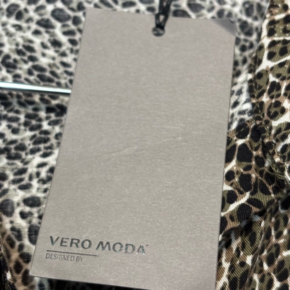 VERO MODA NWT Animal Print & Lace Hem Blouse - Picture 4 of 9